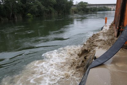 El momento en que se vierten toneladas de arcilla y arena en el río Ebro.