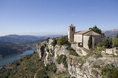 L'església de Siurana, amb el pantà al fons de la imatge.