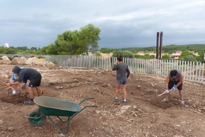 Al poblat hi haurien viscut diverses comunitats mediterrànies, des d'ibers a grecs o cartaginesos.