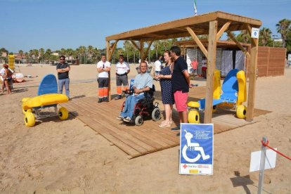 L'Ajuntament i Creu Roja han presentat aquest dijous el nou espai habilitat a la platja.