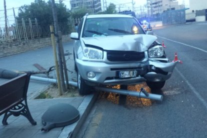 Un tot terreny s'emporta un arbre i mobiliari urbà a prop de l'estació de trens de Tarragona