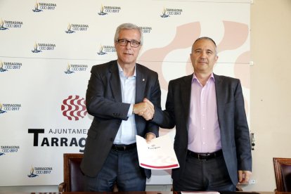 Pla mig de l'alcalde de Tarragona, Josep Fèlix Ballesteros, encaixant les mans amb el director-gerent d'Ematsa, Daniel Milan, després de la signatura del conveni. Imatge del 4 d'abril del 2017