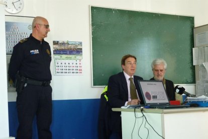 El donatiu coincideix amb la renovació d'uniforme que ha fet la policia de la capital del Baix Penedès.