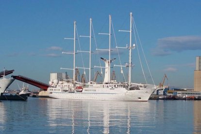 El crucero 'Wind Star', en el Port de Tarragona durante la festividad de Sant Jordi