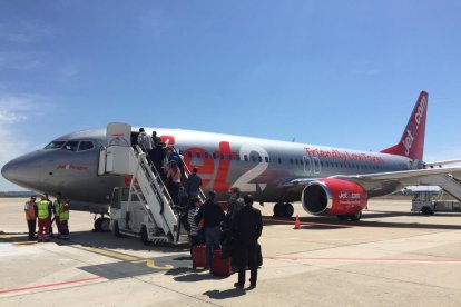 Pla obert d'un avió de Jet2 a l'aeroport de Reus. Imatge del 28 d'abril de 2017