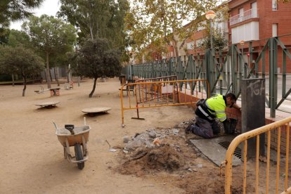 Un operari treballant al Parc del Pinaret de la població.