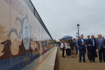 Les autoritats contemplen el mural dedicat a la figura de Jujol