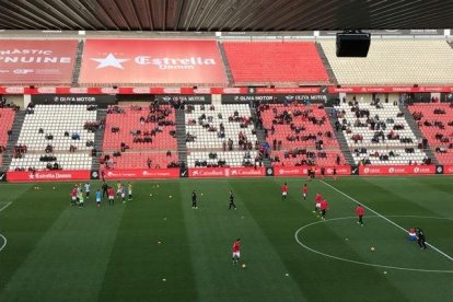 Los jugadores del Nàstic, durante el calentamiento.