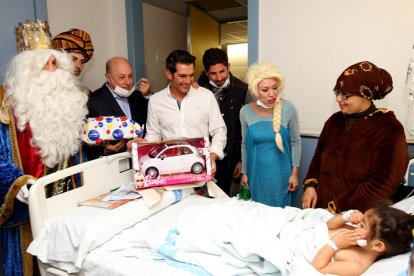 Rubén Marín entrega un obsequi a un dels nens ingressats a l'hospital.