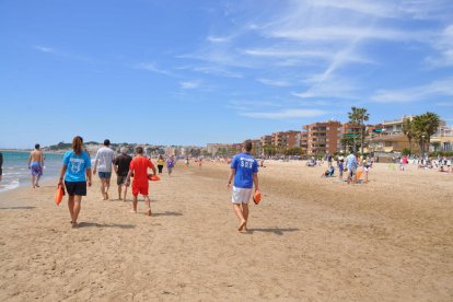 Imatge d'arxiu de dos socorristes a una platja de Torredembarra.