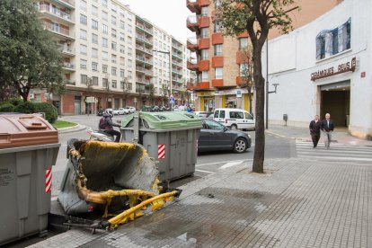 Un contenidor cremat al passeig Mata, en una imatge d'arxiu.