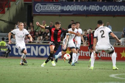 Borja Fernández controla la pelota vigilado de cerca por tres jugadores asturianos, en una imagen de la eliminatoria de Copa.