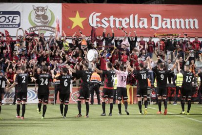 Els jugadors van tornar a agafar-se de les mans per compartir el 2-0 amb la graderia.