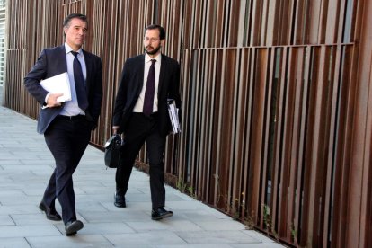 Los fiscales anticorrupción Fernando Bermejo y José Grinda saliendo de los juzgados del Vendrell en una imagen de archivo.