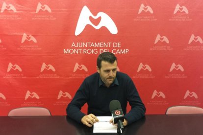 L'alcalde de Mont-roig, Fran Morancho, durant la roda de premsa.