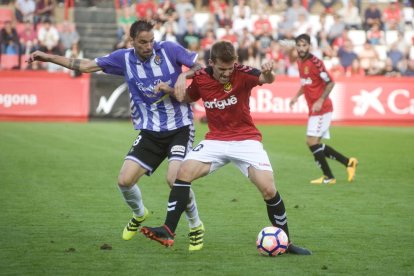 El migcampista andalús avança amb la pilota vestit de grana, en la visita del Tenerife durant la temporada passada.