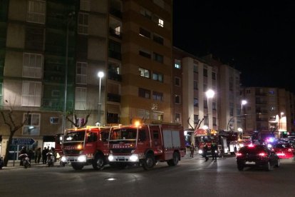 Las dotaciones de Bomberos en el exterior del número 24 de la avenida Catalunya.