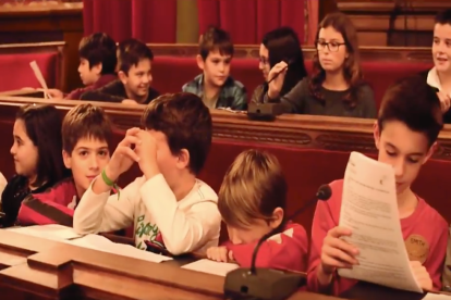 Un fotograma del vídeo amb membres del Consell d'Infants i Adolescents de Tarragona.