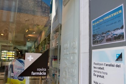 Cartel informante de la iniciativa en la Farmacia Rovira.