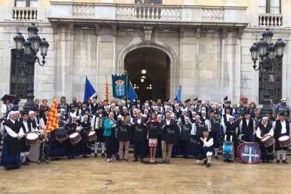 Fotografia de germanor amb les dues bandes musicals i els representants polítics.