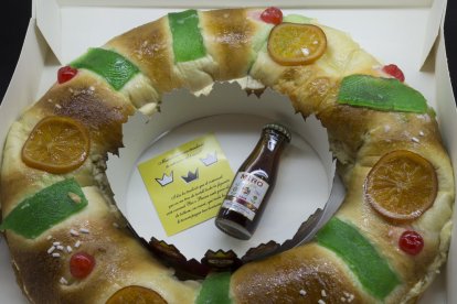 El roscón de Reyes de La Costarrica incluye una botella de Vermuts Miró.