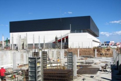 Les obres de construcció de la piscina municipal de Cunit l'any 2006.