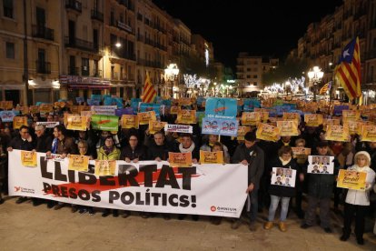 Pla obert dels assistents a la concentració per demanar la llibertat de Junqueras, Forn, Sànchez i Cuixart a la plaça de la Font de Tarragona.