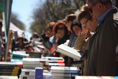 La Rambla Nova, llena por Sant Jordi