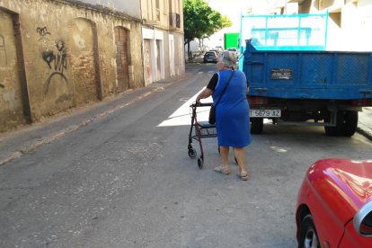 Caminar per la zona resulta especialment difícil a la gent gran.