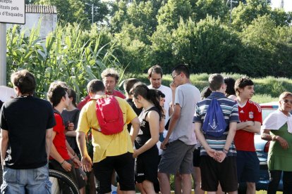 Los manifestantes, entre ellos Hassel, delante de la comisaría de Lérida.