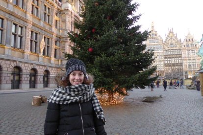 Marina Pedrola en la plaza principal de Antwerpen, donde vive desde el pasado mes de octubre.