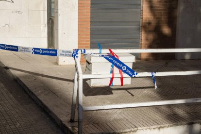 La colmena quedó protegida con una caja para no molestar a los vecinos.