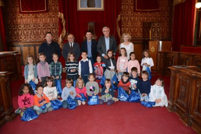 Alumnos del Colegio Santo Paz cantan en el ayuntamiento de Tarragona