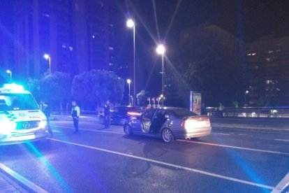 El vehículo afectado, un BMW, ha quedado situado situado en el centro de la vía con un fuerte golpe en la luna delantera.