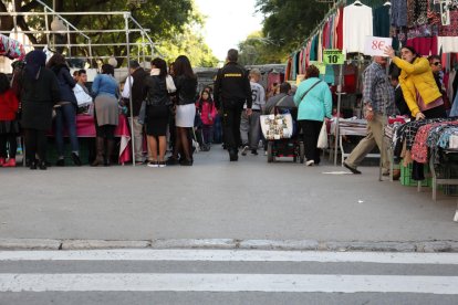 Actualmente, el tramo asfaltado es el que va desde la calle Canyelles hasta la calle Adrià.