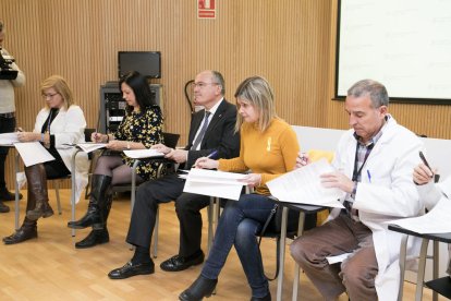 Carles Pellicer, Noemí Llauradó i Óscar Ros, en primer terme, signen el conveni del Sant Joan.