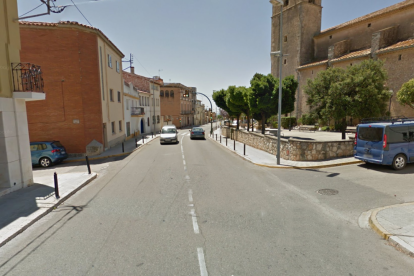 El vehículo se ha incendiado en la calle Prat de la Riba de Sant Jaume dels Domenys.