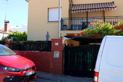 Pla obert de l'entrada a la casa de la Bisbal del Penedès on ha aparegut una dona morta el 5 de juliol de 2017