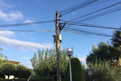 El cableado de telefonía móvil cuelga de punto a punta de las calles.