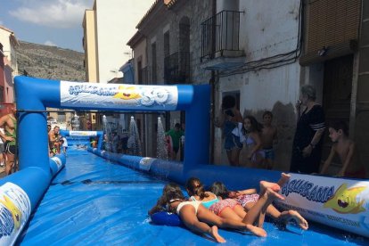 Lliscar per un tobogan aquàtic de més de 150 metres per Sant Magí