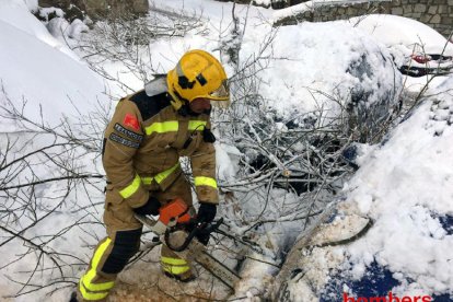 Un bomber treballa avui