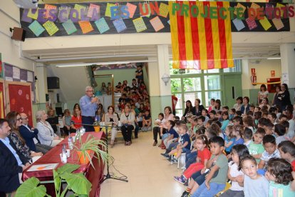 El alcalde de Tarragona, Josep Félix Ballesteros, ha sido el encargado de inaugurar las nuevas pistas deportivas y el huerto de la Escola del Serrallo.