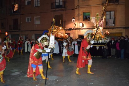 Moment en el que els armats fan la reverència al Sant Crist, sota l'atenta mirada del Sant Sepulcre i La Pietat.