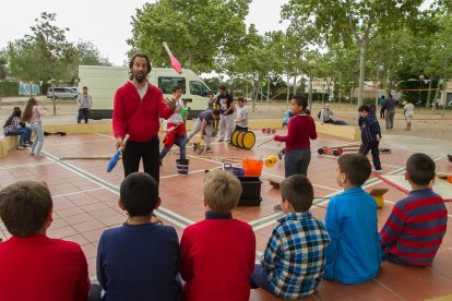 Circ, manualitats, escacs i roses per traslladar-se a una altra època