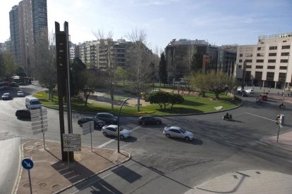 El detingut va ser vist conduint una mocicleta amb dos ocupants i sense llum de posició a la plaça Imperial Tarraco