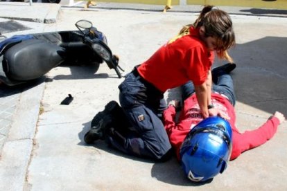 Los alumnos del Instituto Sant Pere i Sant Pau mostrarán con un simulacro cómo hacer frente a una parada|puesto cardiorrespiratoria.