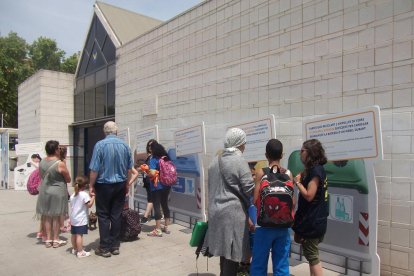 Educadoras ambientales en el mercado.