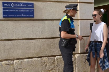 La policia atèn les persones que ho necessiten.