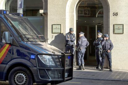 Agentes de la Policía Nacional en la entrada del Idescat en Barcelona.