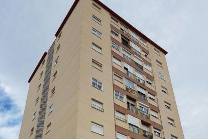 Una imagen del edificio, junto a la plaza de la Sardana.